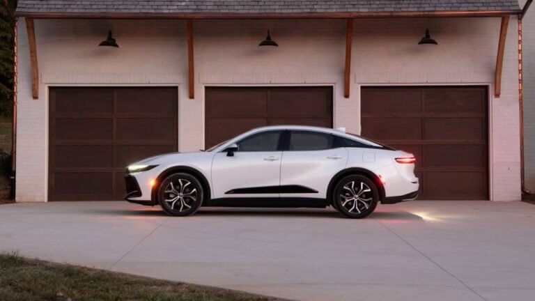 2026 Toyota Crown, lüks sedan deneyimini daha düşük fiyatla sunuyor