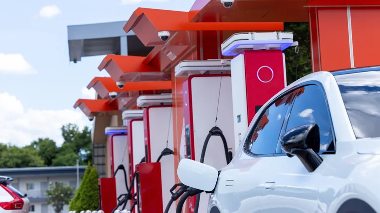 Elektrikli Otomobillerde Hangi Şarj Daha İyi?
